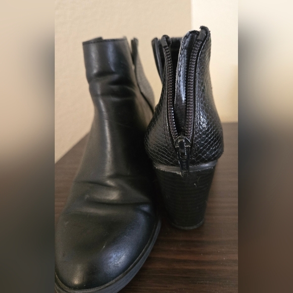 ✨ Vera Wang Black Ankle Boots – Chic & Effortless Size 7 - Picture 2 of 8